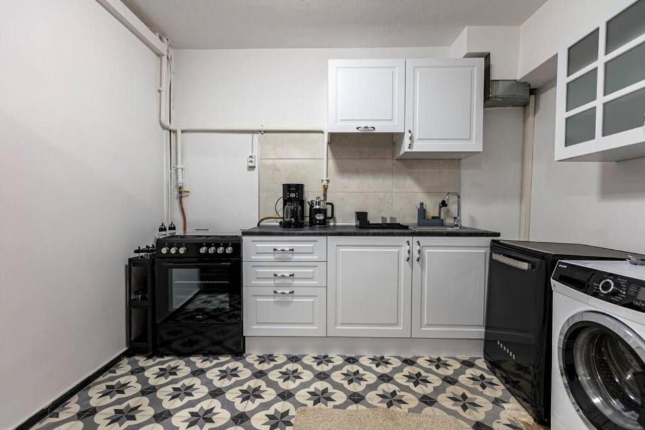 Historical 4-Br Home Steps From Besiktas Stadium & Bosphorus Views - Prime Nisantasi Location! Stambuł Zewnętrze zdjęcie