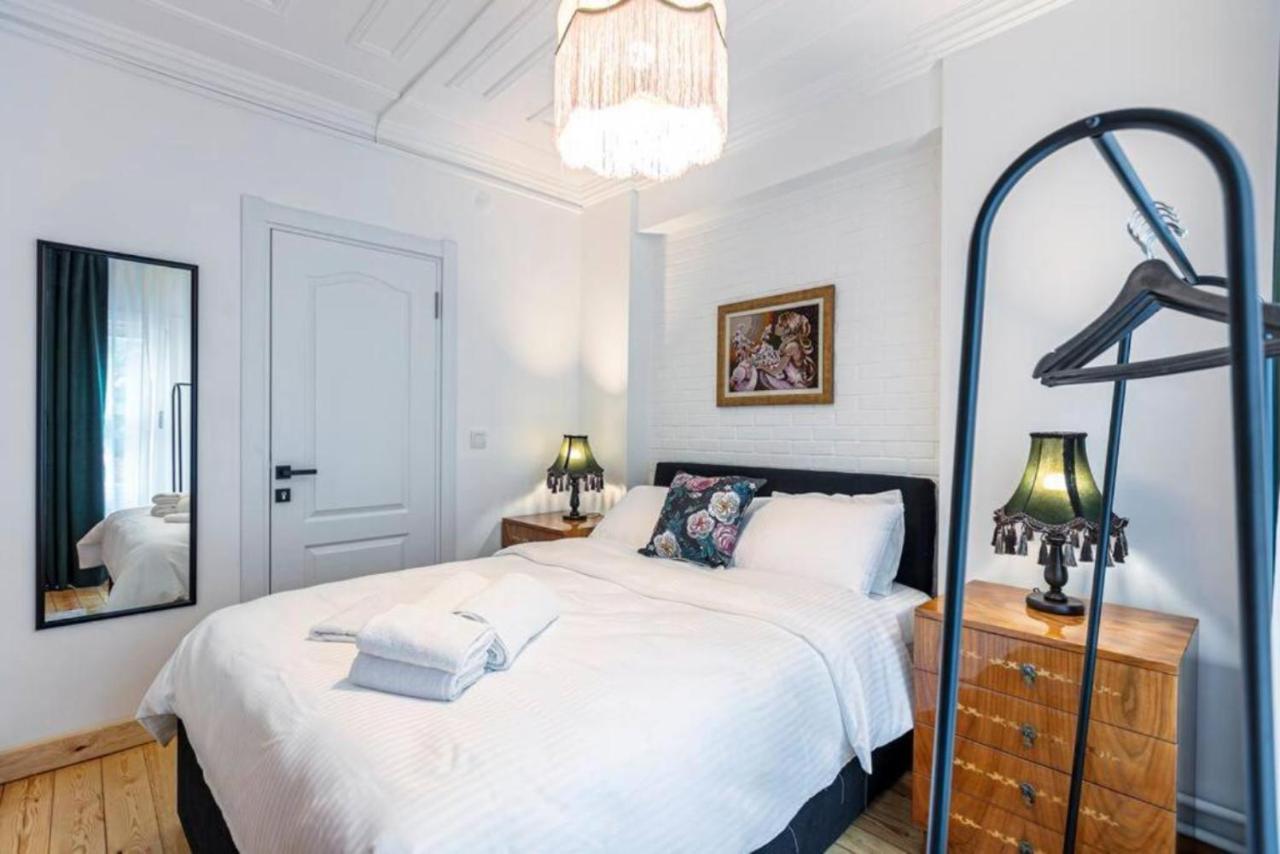 Historical 4-Br Home Steps From Besiktas Stadium & Bosphorus Views - Prime Nisantasi Location! Stambuł Zewnętrze zdjęcie